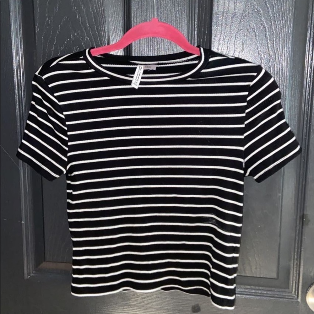 Cropped t-shirt. Tight fitting.